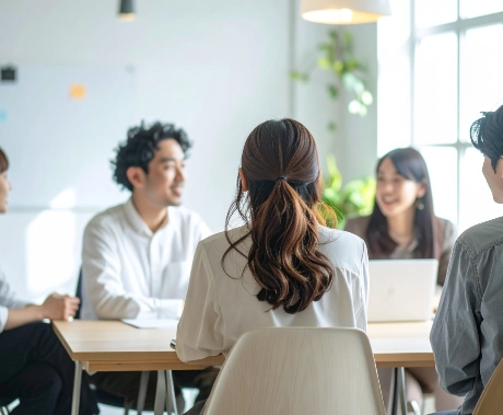 現場定着ファーストの定着支援 - トレーニング・ガイド・レビューで短期間で成果を実現